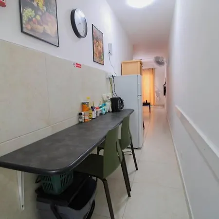 Lovely - 1 Bedroom Studio 아파트 *